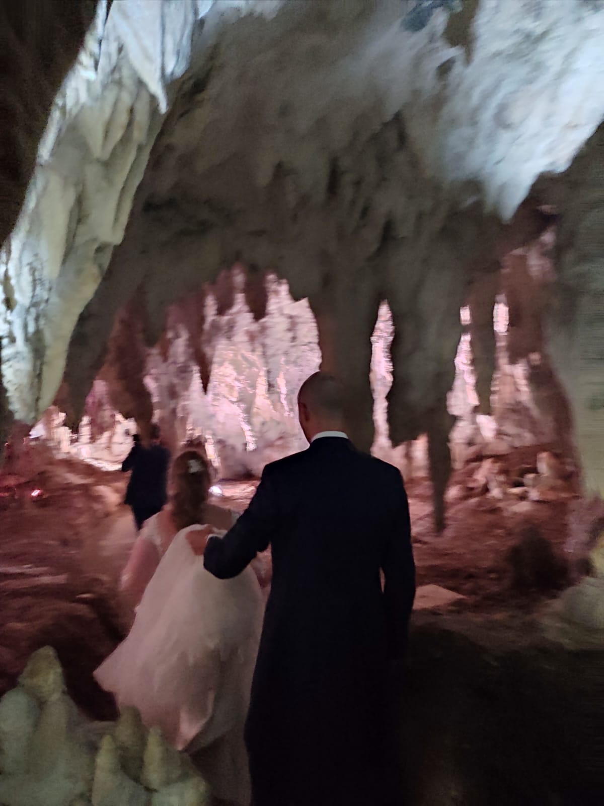 Gli sposi entrano nelle grotte di Pietrapertosa